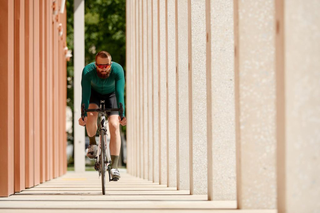 Ubezpieczenie OC rowerzysty to dobrowolna polisa, która zapewnia ochronę przed finansowymi konsekwencjami wypadku, do którego dojdzie podczas jazdy na rowerze z winy ubezpieczonego
